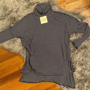 Olivia Rae NWT HighLow Turtleneck 💙🤍